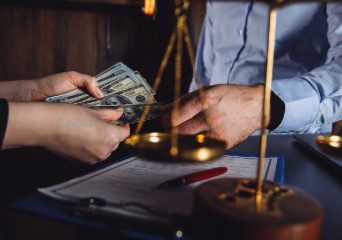 how much do lawyers make